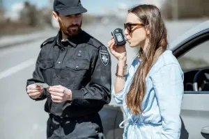 Jak działa alkomat z sensorem elektrochemicznym?