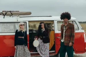 Impreza w stylu lat 70 - jak się ubrać?